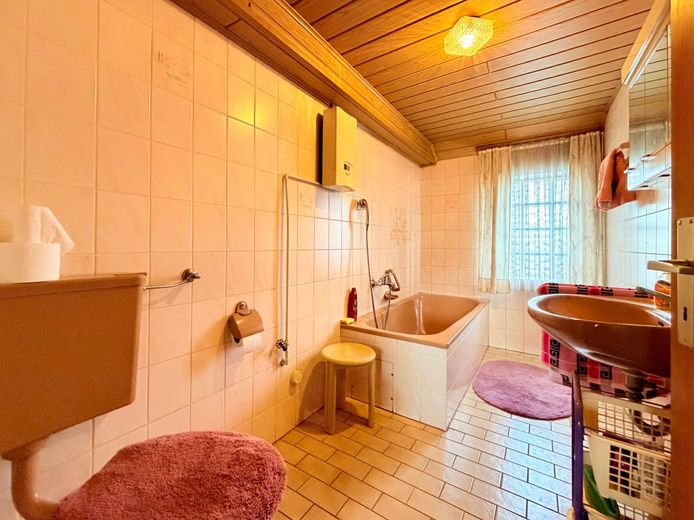 + محجوز + منزل سكني مع إمكانية توسعة، ومرآبين، والكثير من الإمكانات – Badezimmer OG