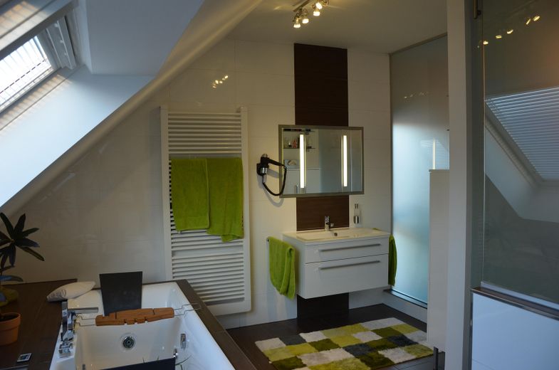 3.OG Bad Waschtisch/Whirlpool