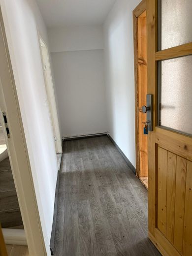 Щойно відремонтована 1-кімнатна квартира – Eingangstür, Blick in den Flur