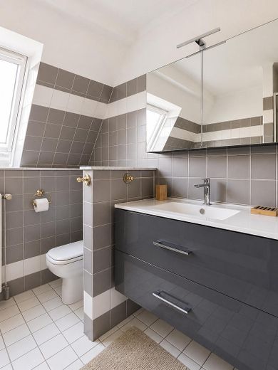 Poddasze z dużym tarasem, kominkiem i spokojną, centralną lokalizacją – Zdjęcie 12