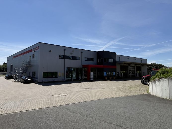 Modernes Technikcenter mit Ausstellungshalle und großem Grundstück direkt an der B444 – Hauptzufahrt / Frontansicht