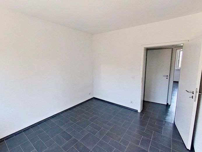 ŞÖMİNE, ankastre mutfak ve BALKONLU modernize edilmiş 2 odalı eski bina dairesi – Ansicht II: Schlafzimmer