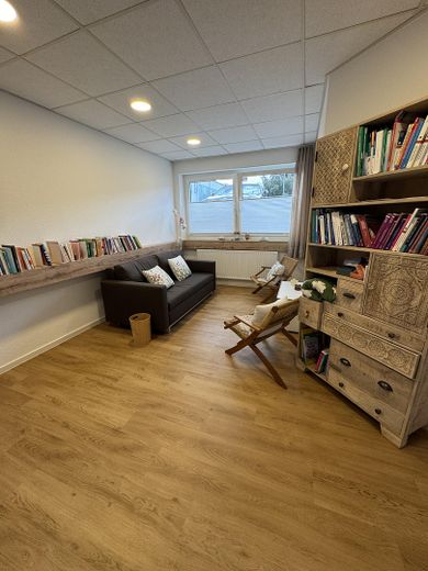 مساحات مكتبية / مساحات عيادة حوالي 140م² – Büro klein mit Fenster