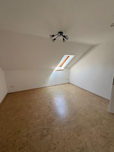 Luminoso appartamento di 4 locali mansardato con giardino privato – Schlafzimmer