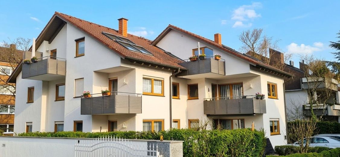 Ampio, luminoso e modernizzato appartamento di 4 locali all’ultimo piano con aria condizionata – Foto 1