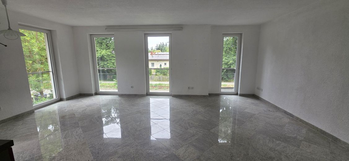 Casa residenziale e commerciale rappresentativa, non affittata, su terreno di 948 m² – Wohnung 2 / Büro OG