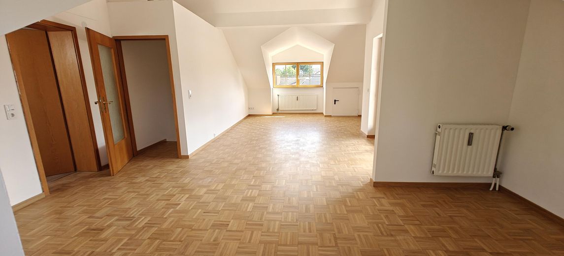 Frisch renovierte lichtdurchflutete 4-Zimmer Maisonette Wohnung mit großem Balkon und TG Stellplatz – Obergeschoss + Innentreppe