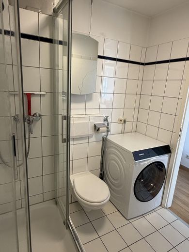 Bezugsfrei in Flingern: 1-Zimmer-Wohnung mit Balkon, Keller und Tiefgarage – Bad