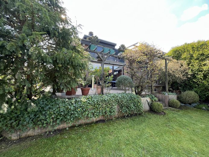 Einfamilienhaus Duisburg Rumeln mit Doppelgarage, Garten + Teich – Garten Terasse
