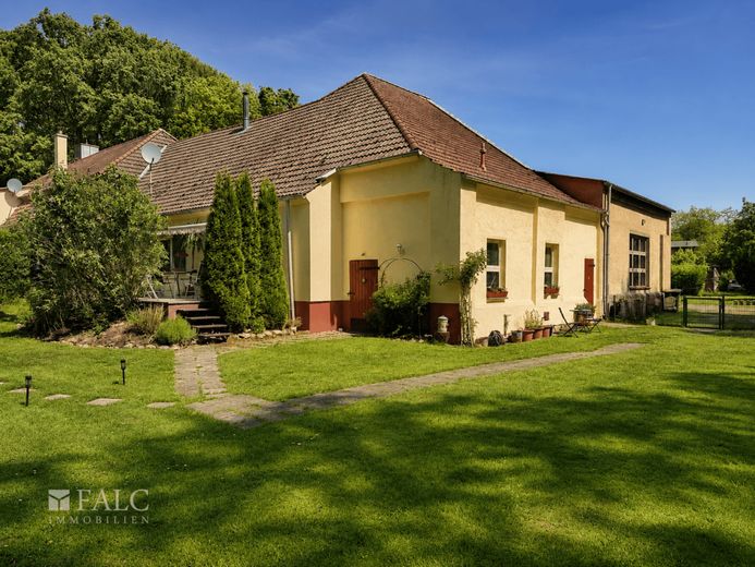 ***Doppelhaushälfte mit Halle und großem Grundstück in Traumlage am Sievertsee*** – Hofansicht