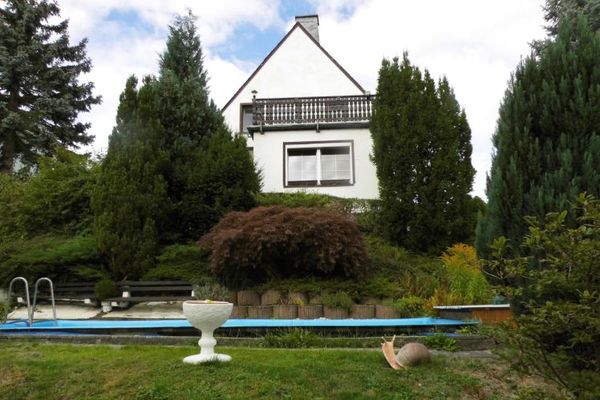 Detached single-family house with garages, pool and large motorhome carport for sale in an elevated, prominent location in Greiz!
