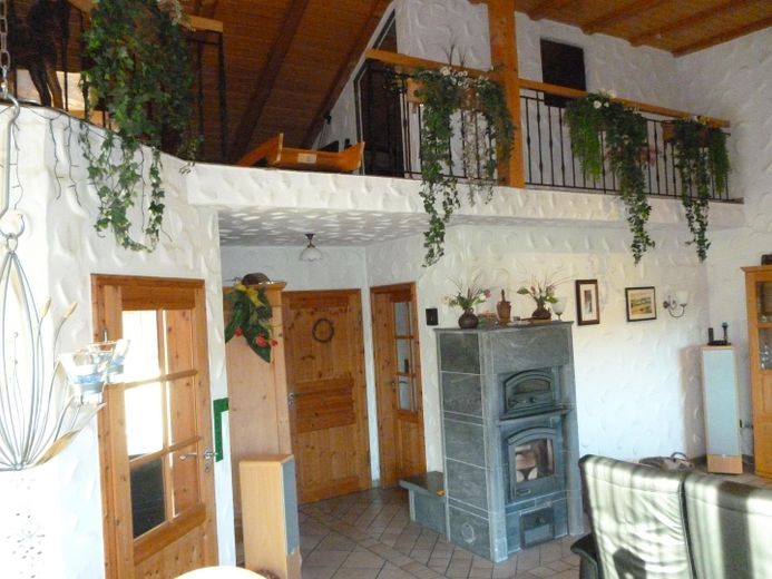 Freistehendes Einfamilienhaus in traumhafter Süd-Hanglage von Altenbeken – Provisionsfrei von Privat – Wohnzimmer mit Gallerie