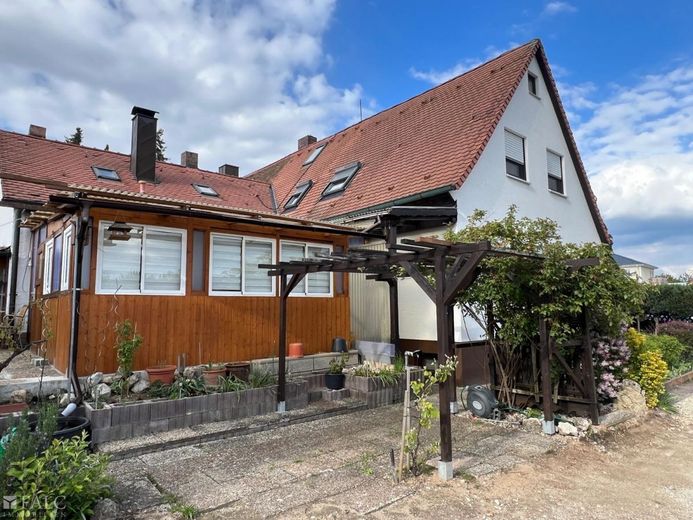 Hausansicht mit Wintergarten
