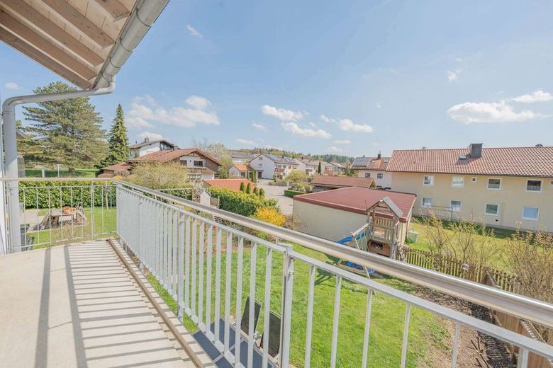Großzügiges, effizientes Einfamilienhaus, 5 Zimmer + Hobbyraum, Terrasse mit Garten – Balkon