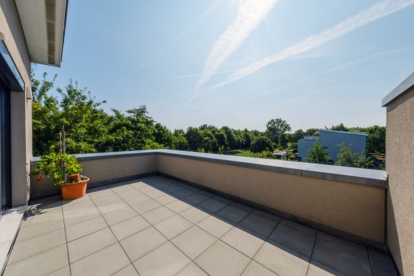 Oberneuland: Like-new end-of-terrace house with green views, roof terrace – commission-free