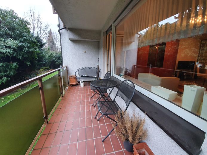 2,5 odalı Altenbochum, balkon, sakin, yeşil, merkezi, banyo: küvet + duş, gerçek ahşap parke – Balkon vor Wohnzimmer