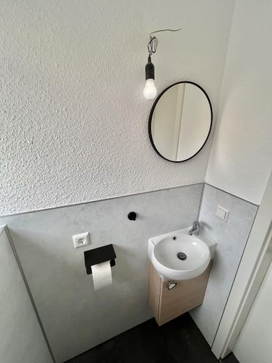 Rénovée en profondeur et prête à emménager : appartement moderne de 3 pièces en rez-de-chaussée à Hechingen | 61,5 m² – WC mit Waschbecken