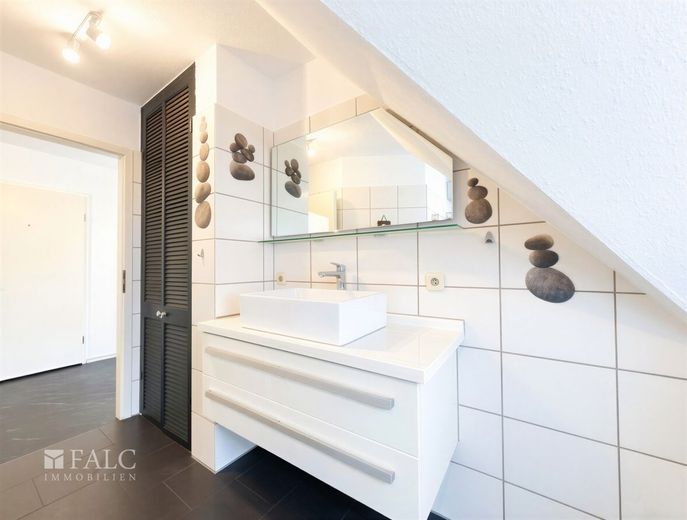 Licht, Raum und Galerie: Stilvolle Maisonette-Wohnung mit Westbalkon! – Badezimmer