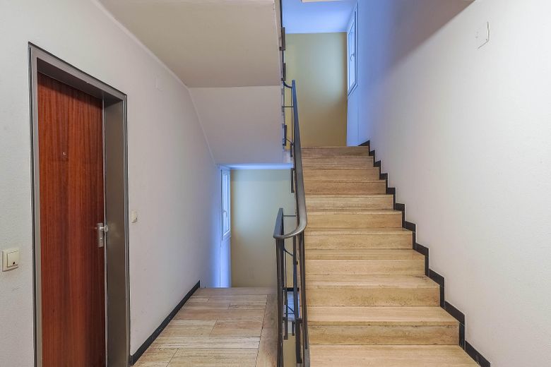 Commission-free & immediately available! 3-room apartment with loggia near Ostpark! – Treppenhaus