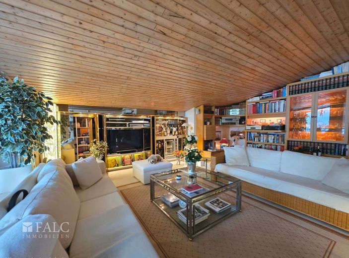 Zentrum vor der Tür - Natur vor dem Fenster! Penthouse in kleiner Einheit – Wohnzimmer