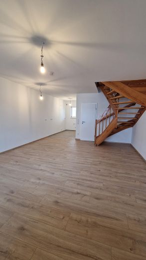 Zonder makelaarscourtage! Belegging (4,75% rendement) of eigen gebruik I Maisonnettewoning in Gartenberg – Wohn-/Essbereich mit Küche