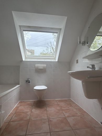 Schöne 2-Zi-Wohnung m.Balkon,Grün-& Blicklage,Kfz-Stellplatz,Keller.Am Schäfersberg-Niedernhausen – Badezimmer von Badtür aus