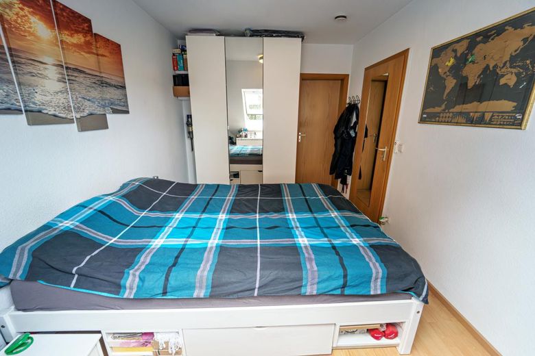 gepflegte 3-Raum-Wohnung mit Balkon – Schlafzimmer aus Sicht Fenster