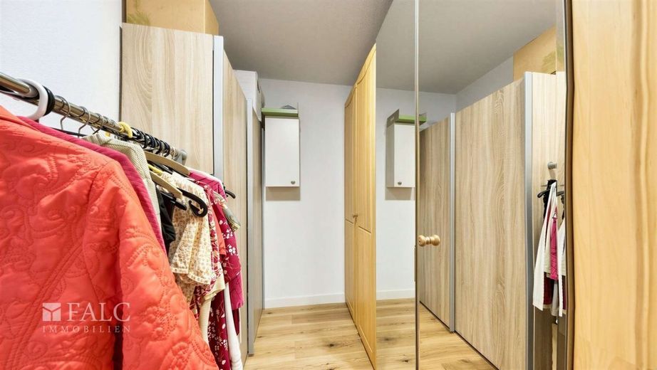Moderne 4-Zimmer-Wohnung mit Balkon, Aufzug und Tiefgaragenstellplatz – Ankleideraum