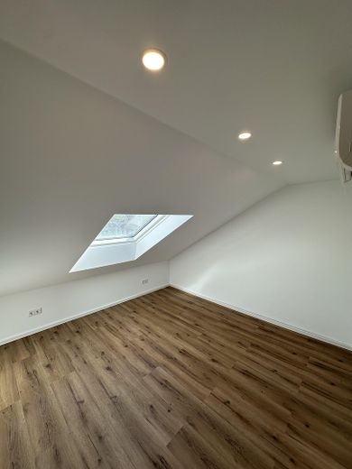 Modernes Wohnen im Erstbezug – Klimatisierte DG Wohnung mit Blick ins Grüne inklusive – Schlafzimmer