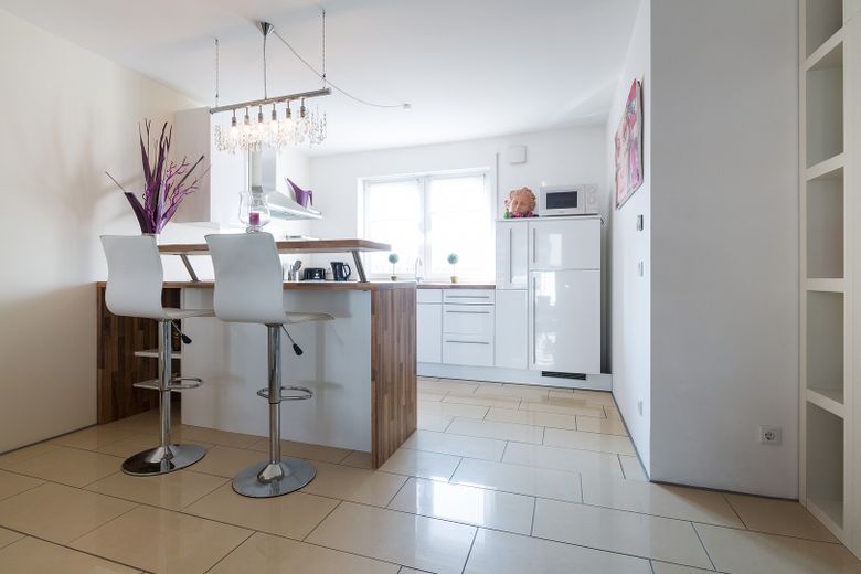Exclusiv möbl. 2 Zimmer Wohnung in Düsseldorf-Oberkassel NK, Strom + WLAN inkl. – Küche mit Küchentheke