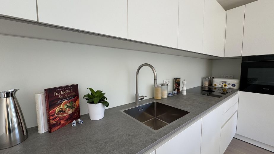 NEUWERTIGE VILLENWOHNUNG | SÜD/WEST | 2 BALKONE | GRÜNBLICK | EBK + MAẞ-EINBAUTEN + SMART HOME – Küche