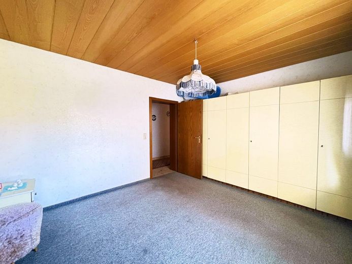 Zwei Häuser, viele Möglichkeiten: Bungalow & vielseitig nutzbares Zweithaus auf großem Grundstück – Elternschlafzimmer Bungalow