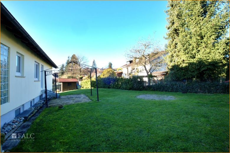 2-Familienhaus + gemütlicher Dachwohnung, vermietet, sehr gepflegt, großer Garten, Kapitalanlage. – Garten, hinten