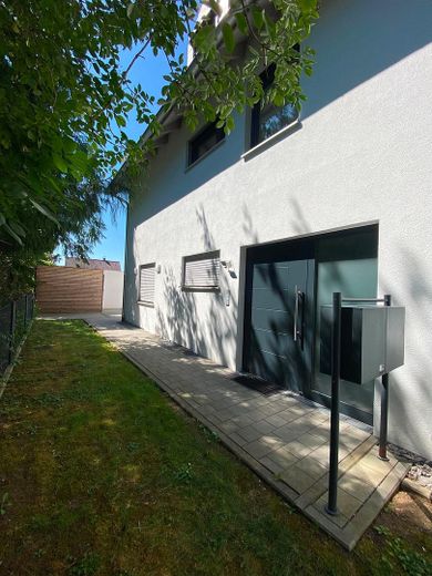 Neuwertige 3-Zimmer-Eigentumswohnung in Straubing – Hauseingang