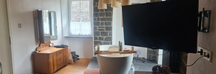 Schlafzimmer mit Badewanne