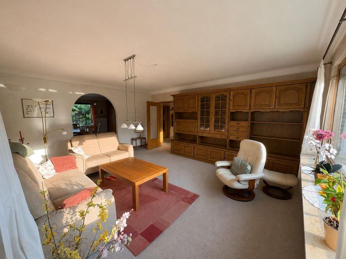 Casa unifamiliare con grande terreno, molta privacy e molteplici possibilità – EG Wohnzimmer