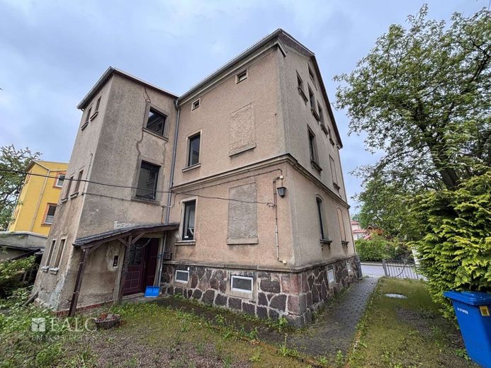 Mehrfamilienhaus mit Potenzial – Rückseitige Ansicht Einfahrt_Eingang