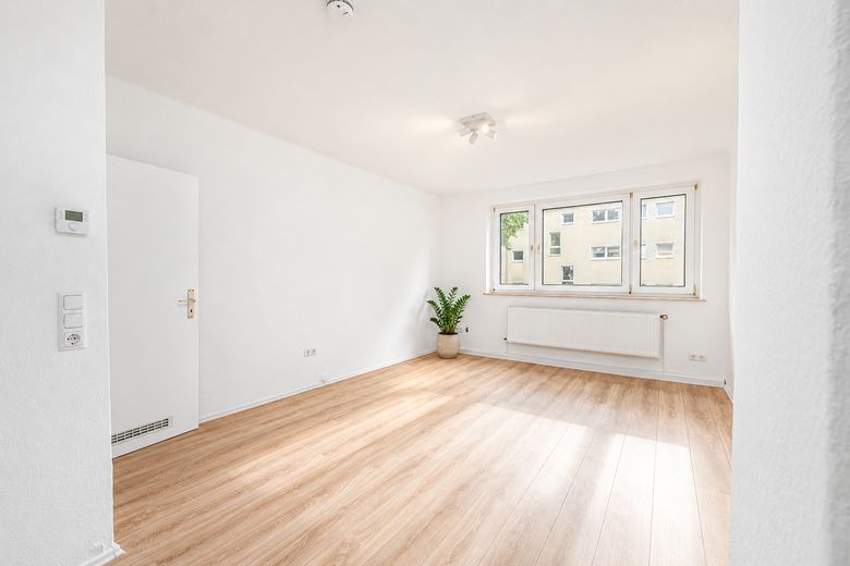 Renovated 3-room apartment with new fitted kitchen, privately offered and ready for occupancy – Wohnzimmeransicht