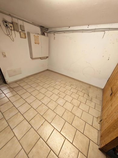 Raumwunder mit Einliegerwohnung & Doppelgarage - provisionsfrei - Erbpacht – Keller und Stromkasten