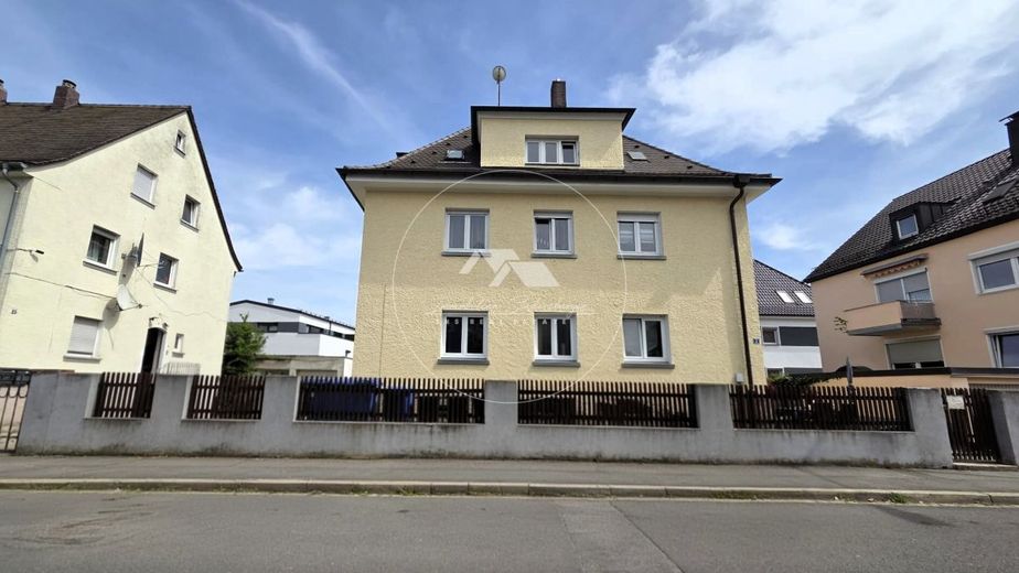 Dachgeschosswohnung in guter Lage - ideal für Investoren und Kapitalanleger – Ansicht von der Straße