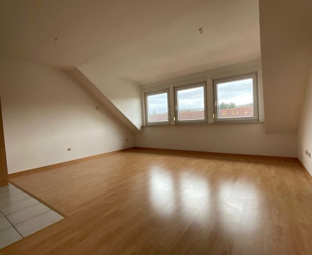 Gemütliche Dachgeschosswohnung in Mühlhausen zur Vermietung – Wohn- und Essbereich