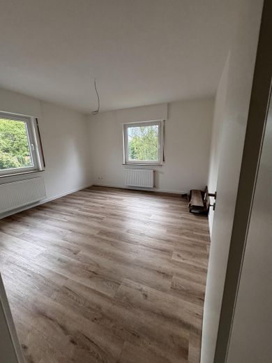 Eerste bewoning na grondige renovatie: lichte 3-kamerwoning met inbouwkeuken, balkon & garage – Wohnzimmer