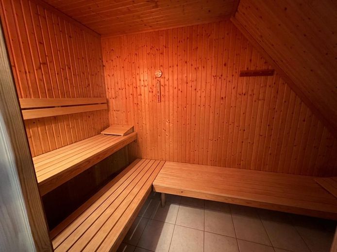 Senza provvigione: porzione di bifamiliare in stile casa svedese con sauna, ampio giardino e vista sui campi – Sauna im OG