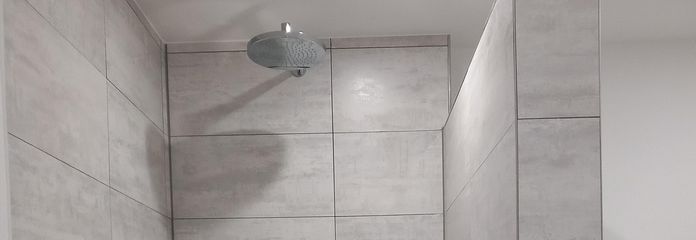 Großes Badezimmer mit Dusche