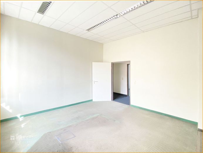Im Zentrum von Sömmerda ideal als Firmenzentrale alle Mitarbeiter in einem Hause untergebracht – Büro OG Beispiel