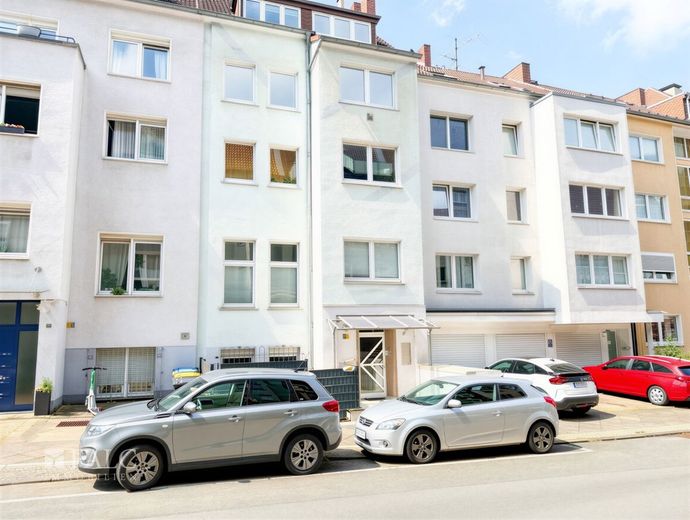 Urbaner Wohntraum mit Gartenflair - frisch renovierte Wohnung im Herzen der Stadt – Hausfront