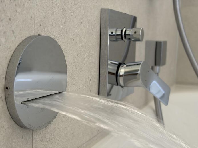 Esclusivo appartamento d’epoca di 146 m² completamente ristrutturato in posizione privilegiata a Göppingen–elegante, moderno, unico – Badewanneneinlauf