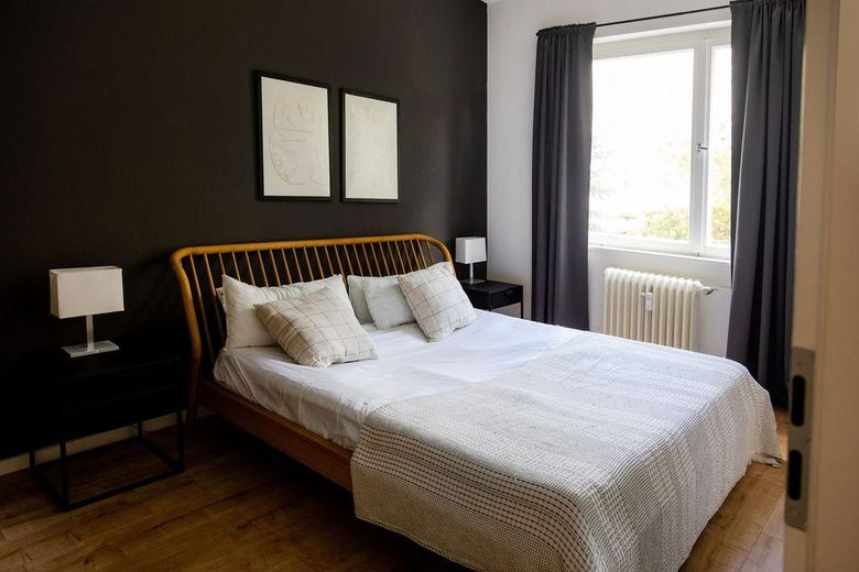 ¡Sin comisión! Tu hogar en Charlottenburg: luminoso apartamento de 3 habitaciones con balcón, cocina equipada y ascensor – Schlafzimmer