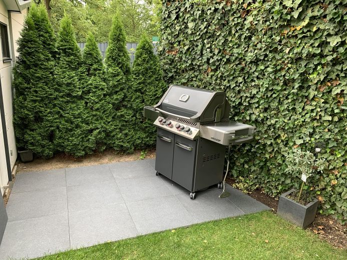 Modernes & Energieeffizientes Reihenendhaus mit großem Garten – Grillecke