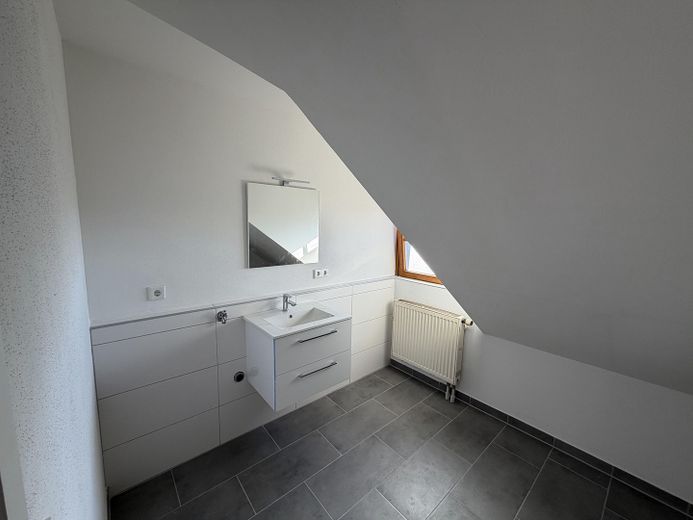 Renovierte 2,5-Zimmer-Dachgeschosswohnung in Ellwangen Kernstadt – Bad